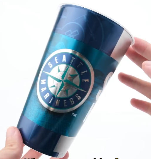 Skaffa YZY-etiketter med präglade textureffekter för dina koppar